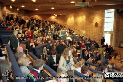 Malmö Allmänna Sjukhus 1999. Temadag på infektionskliniken i Jubileumsaulan
Album MAS 1998. IV. 1999. I. Från fotograf Björn Henrikssons samling. 00-10869. 1999-01-01. Temadag med infektionskliniken i en välfylld Jubileumsaula. Från negativ.
Nyckelord: UMAS;MAS;Malmö_;Allmänna;Sjukhus;Infektion;Utbildning;Temadag