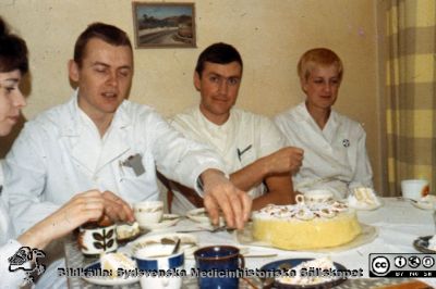 Kaffepaus på urologiska kliniken i Malmö c:a 1973
Urologiska kliniken i Malmö c:a 1973. Kaffepaus på en avdelning med Sverker Hellsten i början på sin karriär, nr 2 från vänster.
Nyckelord: UMAS;MAS;Malmö_;Allmänna;Sjukhus;Urologi;Paus;Fika;Kaffe