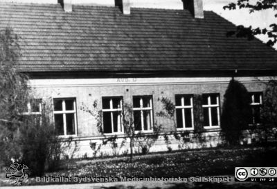 Epidemisjukhuset / infektionskliniken i Malmö, avdelning D. 
I byggnaden fanns också en lägenhet där överläkare Hans Hellsten först bodde. Foto i mitten på 1900-talet. Bildkälla: Sverker Hellsten.
Nyckelord: UMAS;MAS;Malmö_;Allmänna;Sjukhus;Epidemi;Infektion