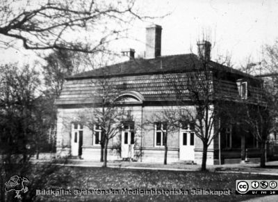 F.d. desinfektionsbyggnad och underläkarbostad i Malmö, riven 1967. 
Under senare år använd för sjukhusets vaktmästare, och kallades då vaktmästarhuset. Underläkarna bodde i mansardvåningen. Senare användes den våningen för jourrum. Foto i mitten på 1900-talet. Bildkälla: Sverker Hellsten.
Nyckelord: UMAS;MAS;Malmö_;Allmänna;Sjukhus;Epidemi;Infektion;Bostad;Underläkare;Desinfektion