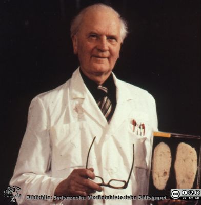 Folke Linell (1913 - 1994), professor i patologi i Malmö. 
Foto nära hans pensionering, c:a 1978.
Nyckelord: UMAS;MAS;Malmö;Allmänna;Sjukhus;Patologi