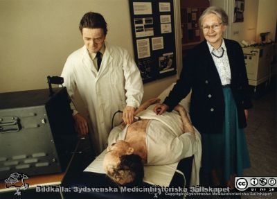 Intendent Cecilia Carlén-Nilsson i Medicinhistoriska Museet i Lund.
Med denna ultraljudsmaskin gjordes världens första kliniska ultraljudsundersökning av Inge Edler och Helmuth Hertz. Medicinhistoriska Museet i Lund på 1990-talet.
Nyckelord: Medicinhistoriskt;Museum;Ultraljud;Cecilia;CarlÃ©n;Nilsson