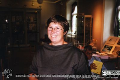 Medicinhistoriska muséet på St Lars i Lund, intendent Pia Michelsen
Intendent Pia Michelsen efter föreläsningen "Beckombergalandet" av Anders K. Johansson den 29 maj 2000,  En välkänd åhörare, Sven-Erik Andersson, i bakgrunden. 
Nyckelord: Medicinhistoriskt;Museum;Personal;St Lars;Pia;Michelsen;Sven-Erik;Andersson