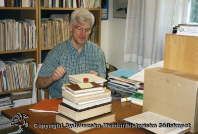 Bibliotekarie Göran Landin på Medicinhistoriska Museet i Lund år 2000
Göran Landin i biblioteksarbete på Medicinhistoriska Museet på St Lars i Lund. Foto i kapsel 6. Personal, Göran Landin, bibliotekarie, aug 2000.
Nyckelord: Medicinhistoriskt;Museum;St Lars;Lund;Personal;Bibliotekarie;Göran;Landin;2000;Kapsel 06