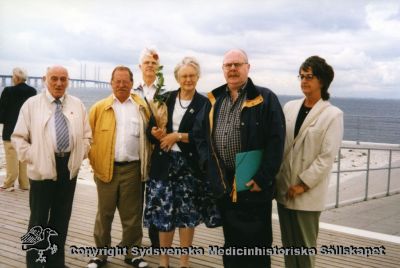 Avtackningen av intendent Cecilia Carlén Nilsson den 31 aug. 1999 på restaurang Brofästet i Malmö
Från vänster Gustaf Arfwidsson, Stig Liljedahl (f.d. ambulansförare; allt-i-allo på museet), Göran Landin, Cecilia Nilsson, Sven-Arne Sjöstrand, Sabine Grundström.
Nyckelord: Restaurant;Brofästet;Medicinhistoriskt;Museum;Utflykt;Personal;Gustaf;Arfwidsson;Stig;Liljedahl;ambulansförare;Göran;Landin;Cecilia;Nilsson;Sven-Arne;Sjöstrand;Sabine;Grundström;1999