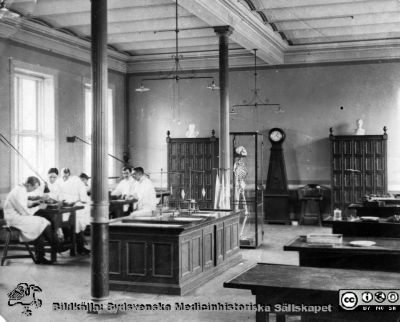 Dissektionssalen på Anatomiska Institutionen i Lund
Anatomin, Lund. Dissektionssalen, anatomiska institutionen, Biskopsgatan 5, Lund. Foto från 1900-talets första halva, senast 1955.
Nyckelord: Anatomi;dissektion;dissektionssal;medicine studerande;institution;Lund;1900-talet;Foto;Omonterat;Kapsel 07