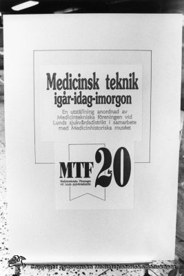 Medicinsk teknik i Lund 20 år, 1994
Medicinhistoria, teknik. Foto omonterat. Jubileumsutställning (20 år) i centralhallen i C-blocket, vid uppgången till aulan. Mitten på 1980-talet.
Nyckelord: Medicinhistoriskt;Museum;Medicinsk;Teknik;utställning;Jubileum;20 år;Universitetssjukhus;Lund;MTF;Medicinteknisk;Förening