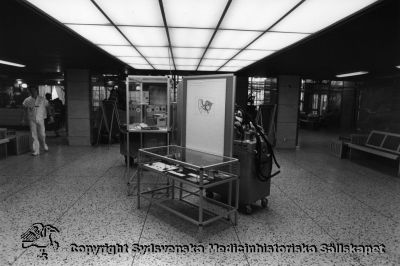 Medicinsk teknik i Lund 20 år, 1994
Medicinhistoria, teknik. Foto omonterat. Jubileumsutställning (20 år) i centralhallen i C-blocket, vid uppgången till aulan.
Nyckelord: Medicinsk;Teknik;Missouri;MTF;Jubileum;20 år;Universitetssjukhus;Utställning;Monter;Audiologi;Hörselvård;Hörapparat