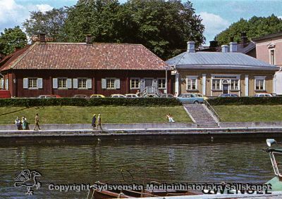 Museiapoteket i Qwensel i Åbo (Finland)
Medicinhistoriska museum i Norden. Qwensel är den äldsta stadsgården i Åbo. Den är ett minne från mitten av 1600-talet, då borgarna i Åbo började bygga sig gårdar utanför det medeltida stadsområdet. I sitt nuvarande skick berättar både exteriören och den restaurerade interiören om hur man byggde och bodde i det centrala Åbo under 1700 - talets senare hälft. Åbo museiapotek är inrymt i gården.
Bild i tryckt folder.
Nyckelord: Medicinhistoriskt;Museum;bo;Qwensel;Museum;Apotek;Norden;Finland;tryck;broschyr;Rastrerat;Finland;1600-talet;1700-talet;Kapsel 07