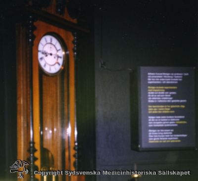 Röntgenutställningen, Medicinhistoriska Muséet,  Stockholm 2002
Foto utan ytterligare identifierande märkniong.
Nyckelord: Väggur;klocka