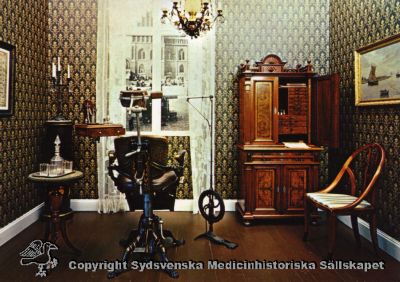 Tandläkarmottagning, Landskrona museum.
Tandläkare Jacob Nilssons mottagning från 1889. Vykort. Foto: SP - foto , Landskrona . AB BELERO HELSINGBORG tel : 042 - 11 76 30
Nyckelord: Medicinhistoriskt;Museum;Utställning;Tandläkare;mottagning;Landskrona;interiör;Vykort;Rastrerat;Tryck;Kapsel 07