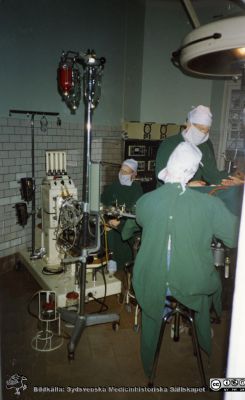 Operation med hjärt-lungmaskin enligt Senning
Medicinhistoriska Museet i Lund. Med hist samlingen 1992. I övrigt omärkt fotografi. 
- Hjärt-lungmaskin enl. Senning, möjligen när den är i faktiskt klinisk drift vid en opertion i Lund, där det fanns en sådan maskin.
Nyckelord: Operation;kirurgi;operationssal;hjärt-lungmaskin;hjärtoperation;Foto;Omonterat;Kapsel 07