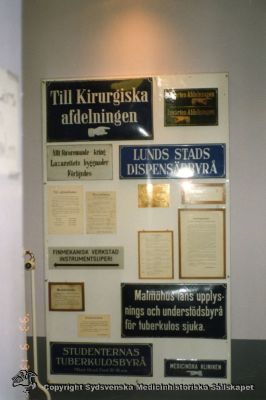 Medicinhistoriska museet i Lund
Medicinhistoriska Museet i Lund. Omärkt fotografi. Utställningsskärm. 
Nyckelord: Skylt; Utställningsskärm; Skärm; Utvärtes; Invärtes; avdelningen; kirurgiska; förorenande; förbjudes; Lasarettets; Lund; Dispensärbyrå; Stad; Tuberkulos; sjuka; Malmöhus; Foto; Omonterat; Kapsel 07