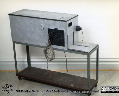 Spegelgalvanometer från 1931 konstruerad av Rune Elmqvist
Medicinhistoriska samlingar 1992 . MS 12.922. EKG Prototyp till EKG - apparat. Media Service / Foto Ingemar Nilsson Universitetssjukhuset , Lund , tel . 046 - 17 15 18, Mars 2000.  
Nyckelord: EKG;spegelgalvanometer;prototyp;1931;Lund;Rune;Elmqvist;Foto;Omonterat;Kapsel 07