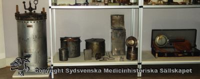 Medicinhistoriska magasinet i Lund 1996
Medicinhistoriska museet. Foto, kopia gjord 17/sep/96, i övrigt omärkt. Autoklav? Diverse plåtkärl och instrument. Väska med lustgasapparat (?), AGA Sedator.
Nyckelord: Medicinhistoriskt;Museum;Autoklav;AGA Sedator;Lustgas;Lustgasapparat;Plåtkärl;Sterilisering;instrument;Kapsel 07