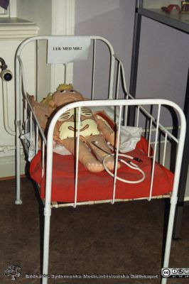 Lekdocka
Medicinhistoriska museet. Foto, kopian gjord 17/sep/96, i övrigt omärkt. Lekdocka med påmålat skelett, i barnsäng. Skylt "Lek med mig!"
Nyckelord: Monter;Medicinhistoriskt museum;docka;leksak;lekdocka;barnsäng;skelett;utställning;Kapsel 07