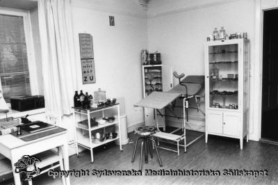 Medicinhistoriska samlingar i Lund 1987 - 92.
Medicinhistoriska samlingar i Lund 1987 - 92. Omonterat fotografi utan ytterligare identifierande märkning. Kanske från en utställning som skall representera en provinsialläkares eller distriktsläkares undersöknings- och behandlingsrum i mitten av 1900-talet.
Nyckelord: Utställning;Undersökningsrum;Distriktsläkare;Provinsialläkare;1900-talet