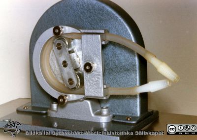 Slangpump, pumphuvudet
Medicinhistoriska samlingar i Lund före 1987, Slangpump, variabel, själva pumphuvudet.
Nyckelord: Pump;Slangpump;Medicinsk teknik;Kapsel 07;Foto;Monterat