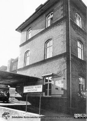 Kirugiska klinikens gamla akutintag på Malmö Allmänna Sjukhus på 1960-talet.
Överläkaren på urologen, Torsten Widén, hade sin mottagning på bottenvåningen, i fönstren närmast kameran. Bildkälla: Sverker Hellsten.
Nyckelord: UMAS;Malmö_;Allmänna;Sjukhus;Kirurgi;Urologi;Akutmottagning;Akut;Mottagning