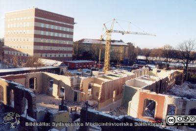 1907 års byggnad för kirurgiska kliniken rivs
Malmö Allmänna Sjuikhus. Wallenberglaboratoriet till vänster, nybyggt. Gamla kirurgen rivs. 1990-talets början.
Nyckelord: UMAS;MAS;Malmö_;Allmänna;Sjukhus;Kirurgi