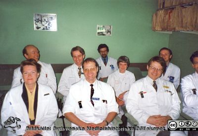 Läkare på urologiska kliniken i Malmö uppklädda inför 60-årsuppvaktning av Sverker Hellsten 1996. 
Rad 1 från vänster i bild: Ingela Regnell (senare urolog i Trelleborg), Magnus Grabe, Göran Ahlgren. I bakre raden Thomas Björk, Tomasz Fiutkowski, kandidat (student), Inez Carlén (sjukgymnast), Magnus Fovaeus.
Nyckelord: UMAS;MAS;Malmö_;Allmänna;Sjukhus;Urologi;Fest