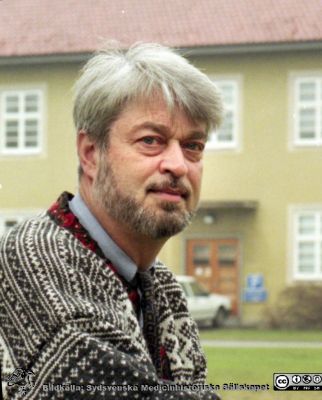 Sten Levander, professor i psykiatri vid Lunds universitet och överläkare vid Rättspsykiatriska kliniken vid Universitetssjukhuset MAS i Malmö
Negativalbum MAS 1998 IV, 1999 I. 99-10709, 22/3. Möte, Sten Levander, porträtt ute. Ur sjukhusfotograf Björn Henrikssons arkiv.
Nyckelord: UMAS;MAS;Malmö_;Allmänna;Sjukhus;Psykiatri;Rättspsykiatri