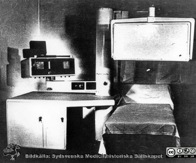 Ultraljudsapparat från 1960-talet, använd för att få 2-dimensionella bilder av t.ex. buken
Ultraljudsapparat från 1960-talet, den typ av maskin som Bertil Sundén använde när han 1962 såg den första tvillinggraviditeten i världen med denna teknik.
Nyckelord: Ultraljud;Apparat;Graviditet;Tvillingar;Flerbörd;Människa