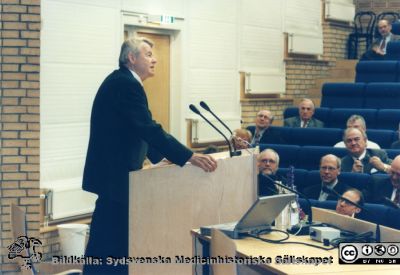 Sverker Hellsten avskedsföreläser i Malmö vid sin pensionering 2001. 
Sverker Hellsten avskedsföreläser i Jubileumsaulan på Malmö Allmänna Sjukhus vid sin pensionering 2001. Bildkälla Sverker Hellsten.
Nyckelord: UMAS;MAS;Malmö_;Allmänna;Sjukhus;Urologi;Tack;Avsked;Föreläsning;Pensionering