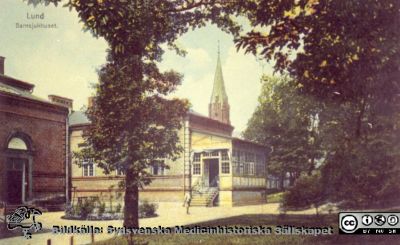 Barnsjukhuset i Lund (från 1899 / 1900), före påbyggnaden ~1926
Reprofoto av bemålat foto på vykort.
Nyckelord: Lund;USiL;Universitet;Sjukhus;Barn;Pediatrik;Barnklinik