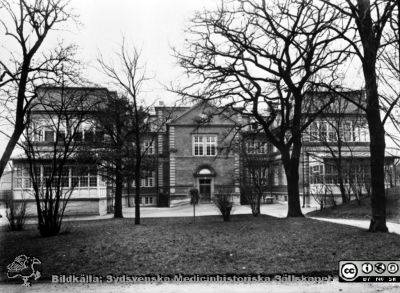 Barnsjukhuset i Lund (från 1901?), efter påbyggnaden ~1926
Fasader mot öster. Reprofoto.
Nyckelord: Lund;USiL;Universitet;Barn;Sjukhus;Pediatrik;Barnklinik