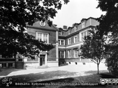 Barnsjukhuset i Lund (från 1899/1900), efterpåbyggnaden ~1926
Fasader mot öster.
Nyckelord: Lund;USiL;Universitet;Barn;Sjukhus;Pediatrik;Barnklinik