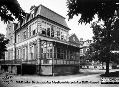 Barnsjukhuset i Lund (från 1899/1900), efter påbyggnad c:a 1926. 
Fasader mot söder och öster. Från 35 mm repronegativ i lasarettsfotografernas arkiv, album "Gammalt A".
Nyckelord: USiL;Lund;Universitet;Sjukhus;Barn;Pediatrik;Barnklinik