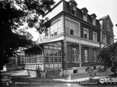 Barnsjukhuset i Lund (från 1899/1900), efter påbyggnaden ~1926
Fasader mot söder och öster.
Nyckelord: USiL;Lund;Universitet;Sjukhus;Barn;Pediatrik;Barnklinik