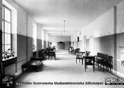 Korridor på Lasarettet i Lund
 Kanske från någon av 1918 års byggnader, oklart vilken. Taklamporna och möbelstilen talar för att fotot kan vara taget i början på 1900-talet.
Nyckelord: USiL;Lund;Universitet;Sjukhus;interiör;Korridor
