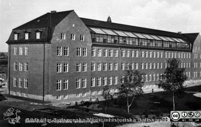 Vykort med ortopediska kliniken i Lund, färdig 1930
 Fasad mot söder. Bilden bör vara tagen på 1930-talet, för marken runt huset förefaller inte vara färdigberedd. Från 35 mm repronegativ i lasarettsfotograferna i Lunds arkiv. Pärm "Gammalt A". Lund. 
Nyckelord: Lund;Lasarett;Ortopedi;Klinik;Exteriör;Vykort;Universitet;Universitetssjukhus