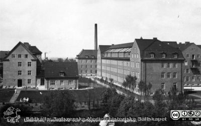 Vykort med ortopediska kliniken i Lund, färdig 1930. 
Till vänster reumatologiska kliniken och i bakgrunden öronklinken. Den östra flygeln, byggd under 1950-talets första halva, finns ännu inte. Vy från sydost. Bilden finns publicerad i Flaum (1968) sid 219. Från 35 mm repronegativ i lasarettsfotograferna i Lunds arkiv. Pärm "Gammalt A".
Nyckelord: Lund;Lasarett;Ortopedi;Klinik;Exteriör;Vykort;Universitet;Universitetssjukhus