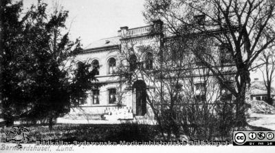 Barnbördshuset i Lund, färdigt 1882
Huset fick senare en tredje våning. Vykort. Efter kvinnoklinikens tillkomst på norra området år 1918 har byggnaden använts för många olika ändamål. Bilden finns publicerad i Flaum (1968), sid 151. Från repronegativ i lasarettsfotografernas pärm "Gammalt A". Lund. 
Nyckelord: Lund;Lasarett;BB;Barnbördshud;Klinik;Exteriör;Vykort;Universitet;Universitetssjukhus