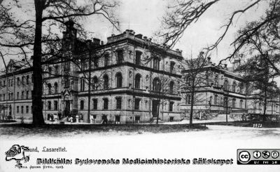 Ögonkliniken i Lund 1903
Vykort. Ögonkliniken i Lund i mitten. Foto Lina Jonns Efter. (Per Bagge) 1903. Vykort. Gamla kirurgiska kliniken i bakgrunden till höger, och medicinska kliniken till vänster. Samma som SMHS2375. Från lasarettsfotograferna i Lunds arkiv, pärm "Gammalt A".
Nyckelord: Lund;Lasarettet;Universitetssjukhus;Universitet;Ögonklinik;internmedicinsk;Klinik;Kirurgisk