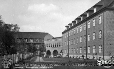 Reumatologiska kliniken i Lund, byggd 1928. 
Foto före utbyggnaden åt öster (åt höger i bilden) år 1957. Från 35mm repronegativ lasarettsfotograferna i Lunds arkiv. Pärm "Gammalt A".
Nyckelord: Lund;Lasarett;Universitet;Universitetssjukhuset;Reumatologi