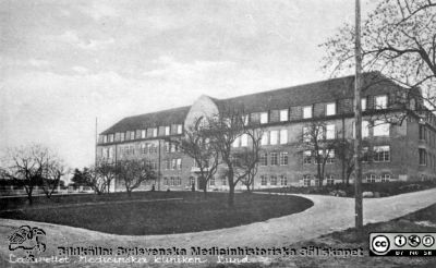 Vykort visande 1918 års medicinska klinik vid Lasarettet i Lund. 
Från 35mm repronegativ lasarettsfotograferna i Lunds arkiv. Foto på 1920-talet. Pärm "Gammalt A".
Nyckelord: Lund;Lasarett;Universitet;Universitetssjukhuset;Medicin;Klinik;Intern