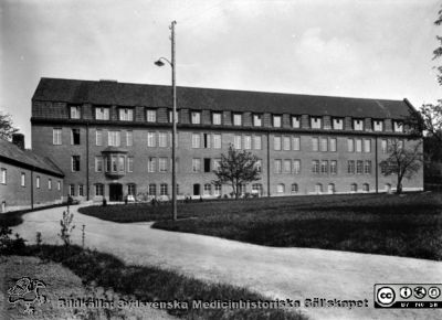 1918 års kvinnoklinik på Lasarettet i Lund, nybyggd. 
Fasad mot söder. Från 35mm repronegativ lasarettsfotograferna i Lunds arkiv. Pärm "Gammalt A".
Nyckelord: Lund;Lasarett;Universitetssjukhuset;Kvinnoklinik;KK;BB;Barnbördshus;Reprofoto