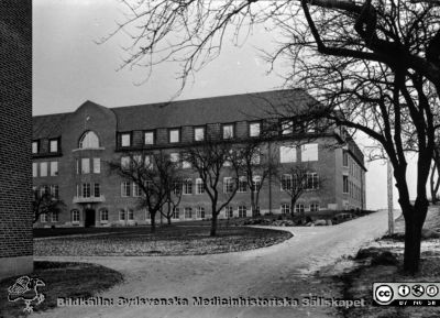 1918 års medicinska klinik
1918 års medicinska klinik, troligen när den var nybyggd och inte senare än 1929, då valvet till reumatiska kliniken byggdes. Från lasarettsfotograferna i Lunds arkiv. Pärm "Gammalt A".
Nyckelord: Lasarettet;Lund;Universitetssjukhus;Medicin;Klinik;Internmedicin