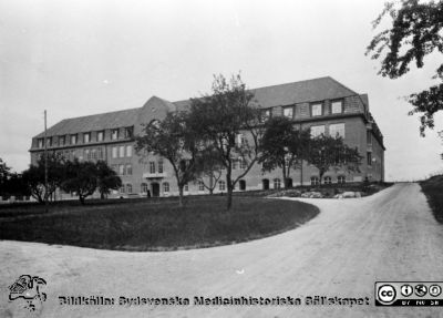 1918 års medicinska klinik, troligen när den var nybyggd, senast 1929
1918 års medicinska klinik, troligen när den var nybyggd och inte senare än 1929, då valvet till reumatiska kliniken byggdes. Från lasarettsfotograferna i Lunds arkiv. Pärm "Gammalt A".
Nyckelord: Lasarettet;Lund;Universitetssjukhus;Medicin;Klinik;Internmedicin