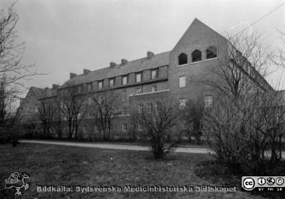 1918 års kvinnoklink från väster. 
Foto kanske strax efter bygget blev klart. Från 35 mm repronegativ i lasarettsfotograferna i Lunds arkiv. Pärm "Gammalt A".
Nyckelord: Lasarettet;Lund;Universitetssjukhus;Kvinnoklinik