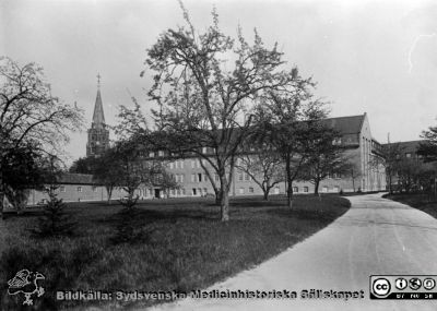 1918 års kvinnoklinik vid Lasarettet i Lund, nybyggd.
 Allhelgonakyrkan i bakgrunden. Från 35mm repronegativ i lasarettsfotograferna i Lunds arkiv. Pärm "Gammalt A".
Nyckelord: Lasarettet;Lund;Universitetssjukhuset;Universitet;Kvinnolinik;Barnbördshus;BB;KK