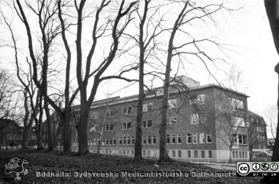 1957 års utbyggnad av reumatologiska kliniken. 
Vy från sydost. Från 35mm repronegativ i lasarettsfotograferna i Lunds arkiv. Pärm "Gammalt A".
Nyckelord: Lasarettet;Lund;Universitet;Universitetssjukhus;Park;Reumatologi