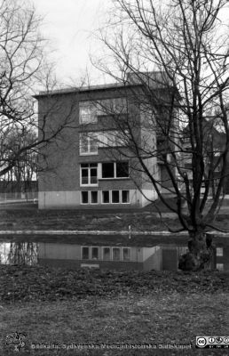 1957 års utbyggnad åt öster av reumatologiska kliniken Vy från öster. 
Från 35mm repronegativ i lasarettsfotograferna i Lunds arkiv. Pärm "Gammalt A".
Nyckelord: Lasarettet;Lund;Universitet;Universitetssjukhus;Park;Reumatologi