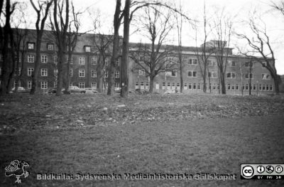 1957 års utbyggnad åt öster av reumatologiska kliniken 
Vy från söder. Från 35mm repronegativ i lasarettsfotograferna i Lunds arkiv. Pärm "Gammalt A".
Nyckelord: Lasarettet;Lund;Universitet;Universitetssjukhus;Park;Reumatologi