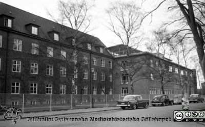 1957 års utbyggnad åt öster av reumatologiska kliniken
Vy från sydväst. Från 35mm repronegativ i lasarettsfotograferna i Lunds arkiv. Pärm "Gammalt A".
Nyckelord: Lasarettet;Lund;Universitet;Universitetssjukhus;Park;Reumatologi