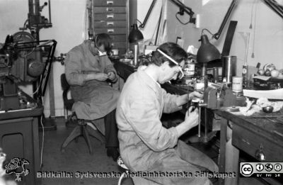 Instrumentverkstaden i Lund 1958
SMHS11760. Lasarettets bildarkiv, "gamla bilder". A. N. Instrumentverkstaden, 1958. Längst bort verkmästare Gunnar Crona. Mannen närmast kameran är Ivar Nilsson 1909-1970 - anställd 1957-1970. Från negativ
Nyckelord: Lund;Lasarett;Universitet;Universitetssjukhus;Verkmästare;Verkstad;Instrument;Instrumentmakare